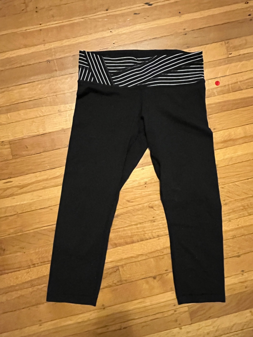 Lululemon black and white abstract waistband capri length leggings 8